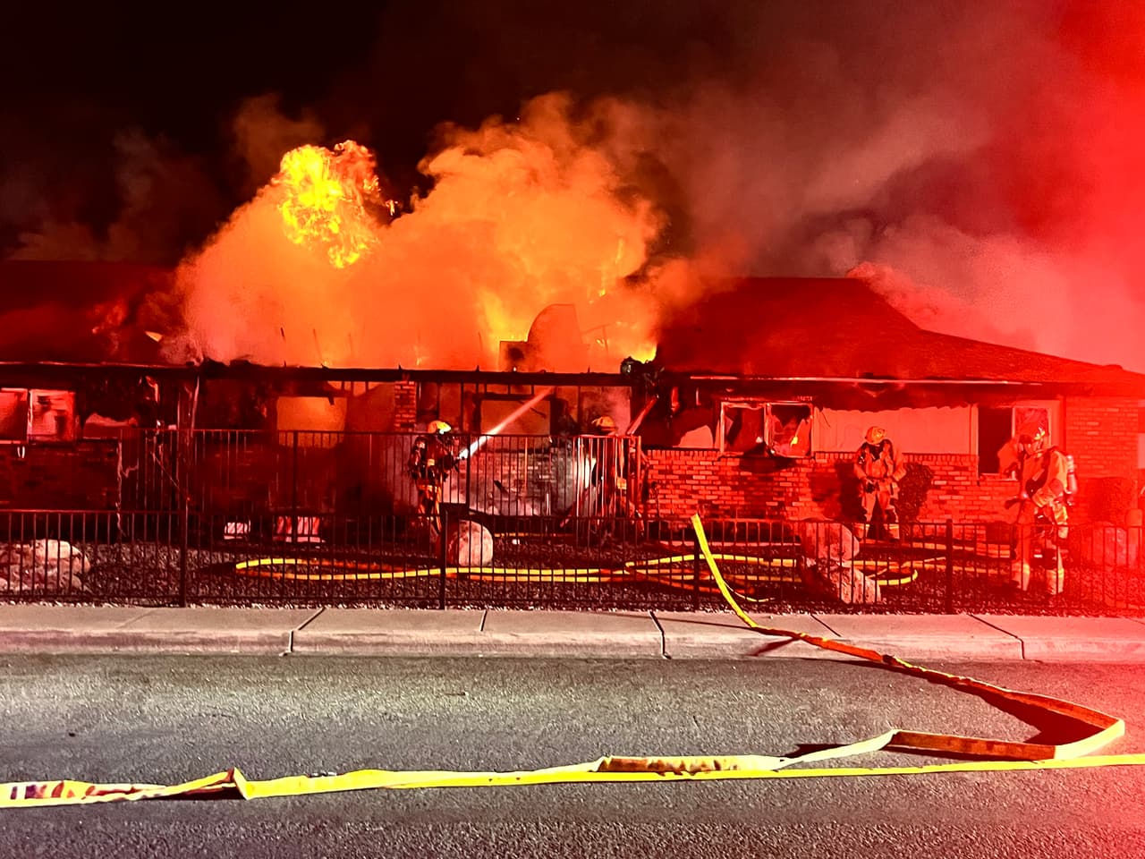 El incendio se registró alrededor de las 2:30 am del sábado, en el 
<b>área de 32nd St. y Greenway Rd</b>., hasta donde llegaron múltiples cuadrillas del Departamento de Bomberos de Phoenix.