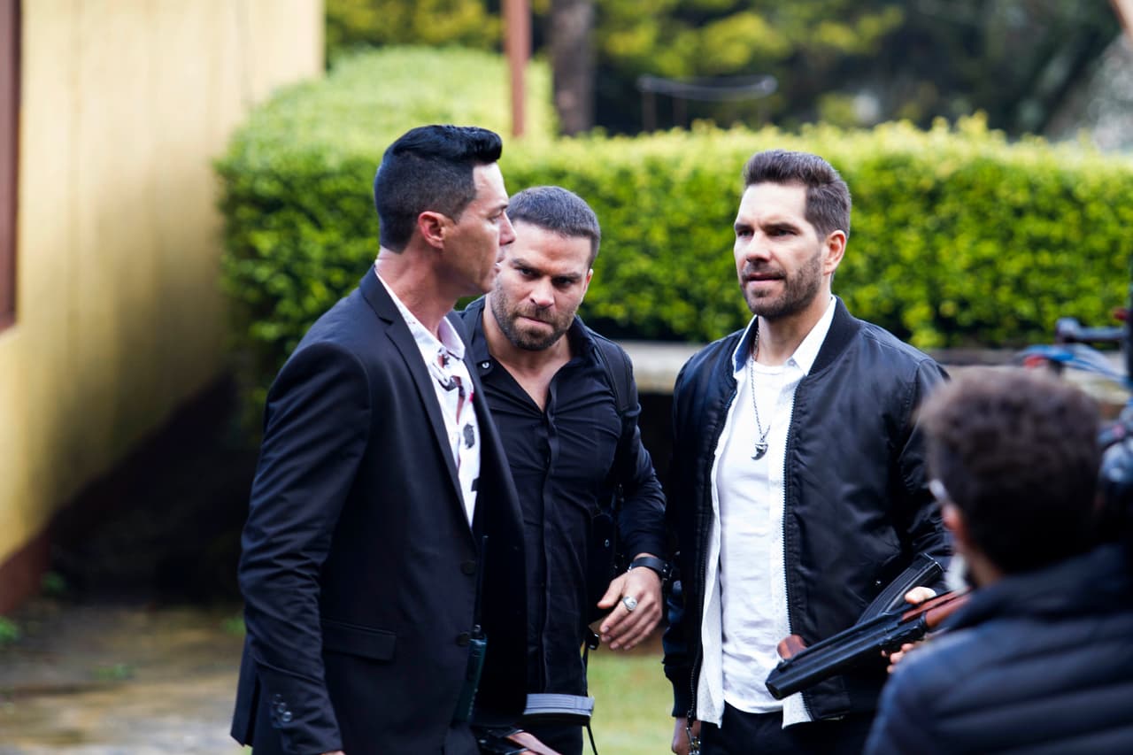 John y Mena escucharon sus palabras y decidieron ocultarse ante la aparición de Dave y los agentes.