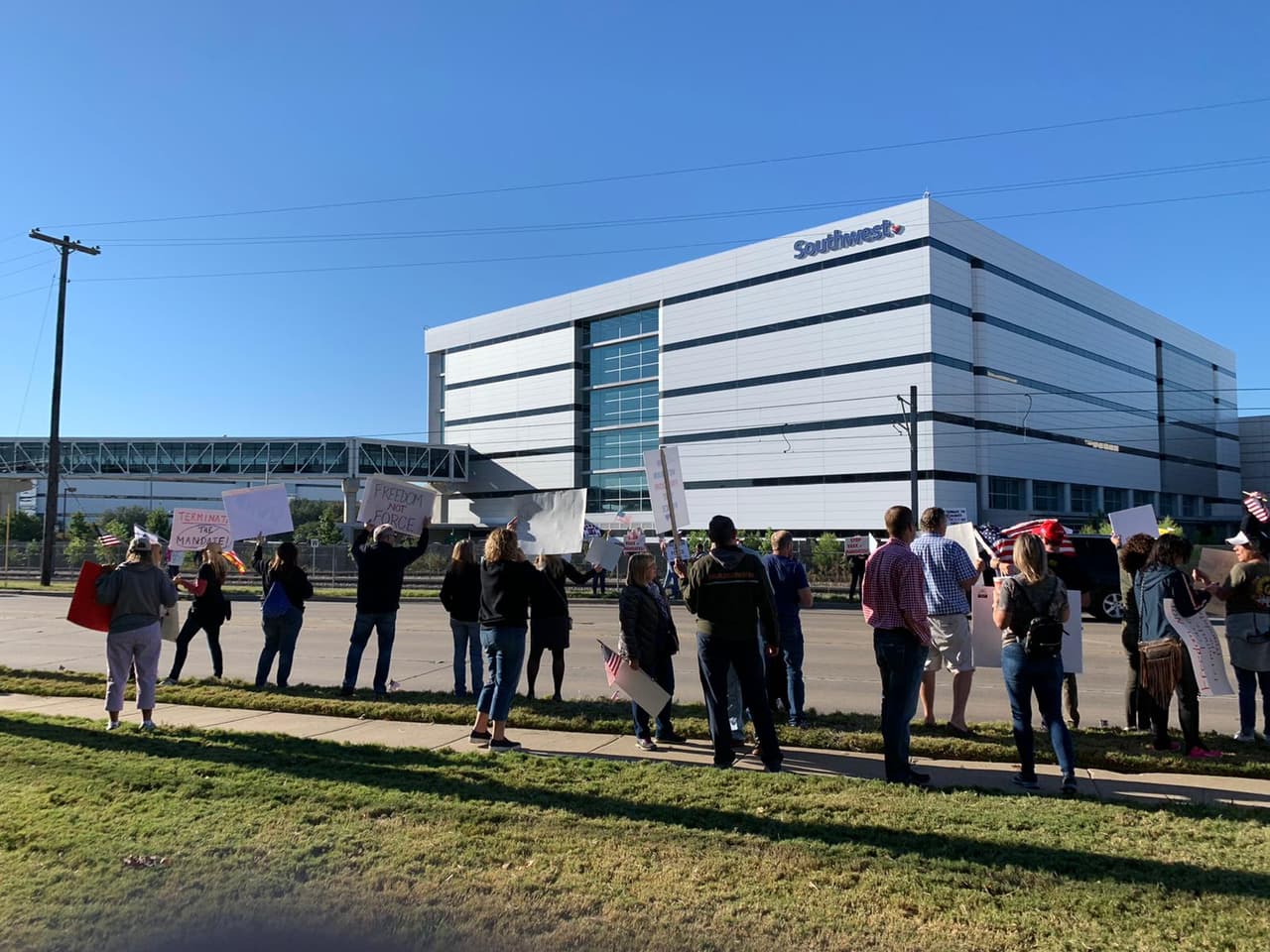 La protesta sucede justo después de las cancelaciones masivas de la semana pasada que dejaron varados a decenas de miles de pasajeros.
<br>