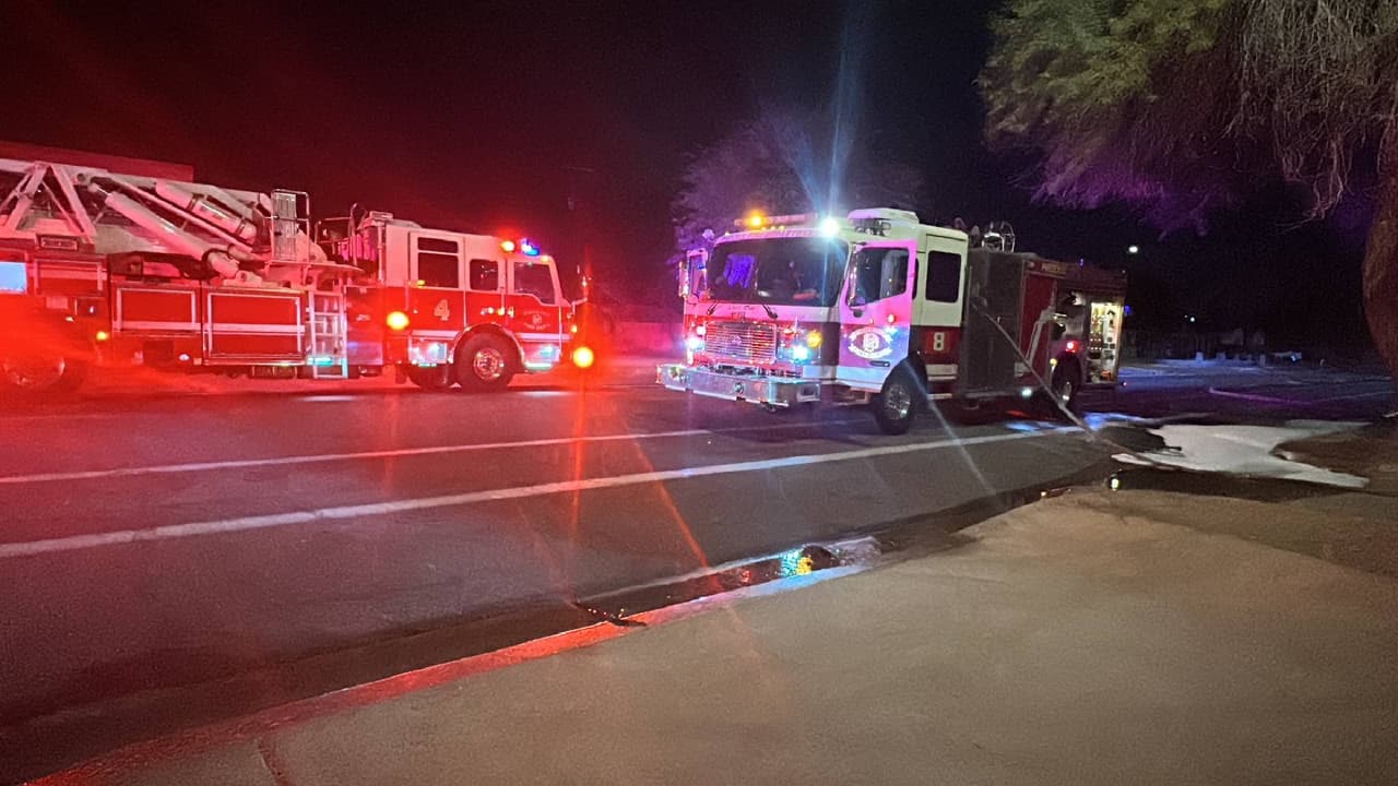 Los equipos atacaron agresivamente las llamas y extinguieron el fuego, pero se produjo cierta extensión a la estructura del techo del negocio.