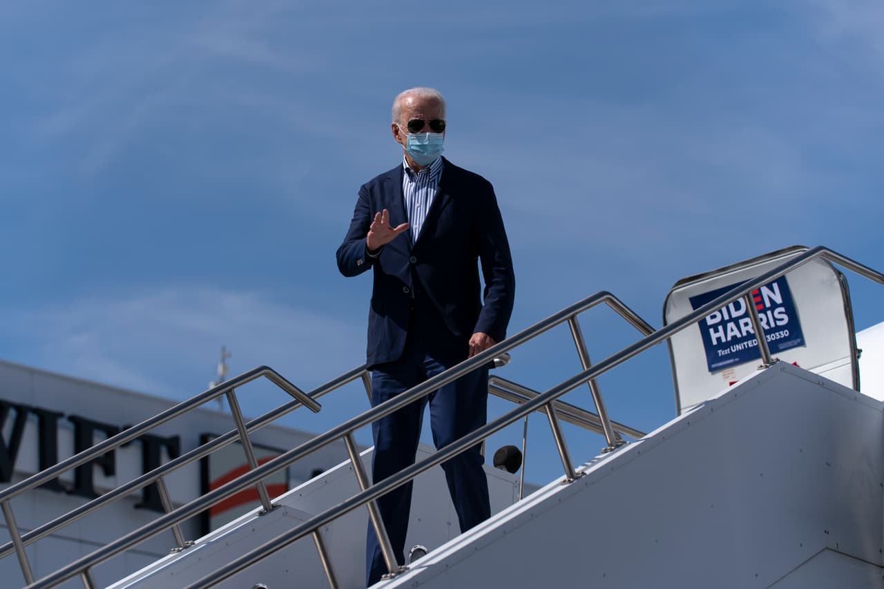 El candidato demócrata Joe Biden y su fórmula vicepresidencial Kamala Harris aterrizaron en el aeropuerto de Phoenix alrededor del medio día.