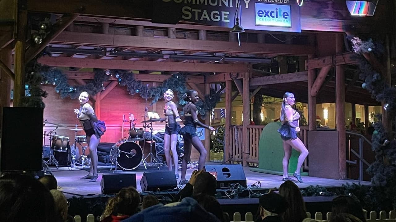 La feria no solo ofrece comida y decoración navideña, sino que también cuenta con una amplia variedad de juegos para los más pequeños.