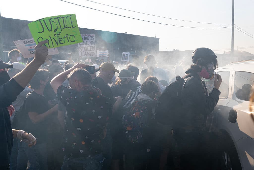 Agentes de ICE dispersan gas lacrimógeno durante un enfrentamiento con manifestantes frente a un centro de inmigración en Broadview, durante una protesta pacífica para pedir justicia por Silverio. El concejal Andre Vasquez del comité de derechos de inmigrantes y refugiados del Ayuntamiento de Chicago, dijo: "El ICE no pertenece aquí"
<b>.</b>