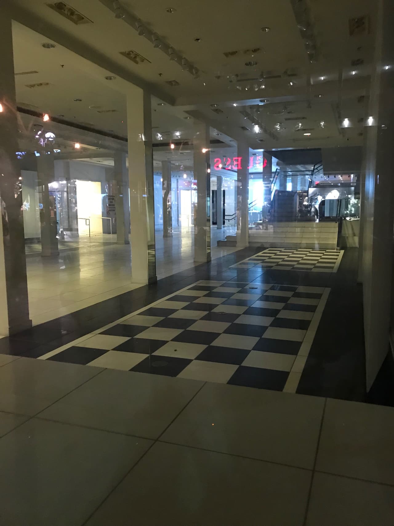 Forever 21, la cadena de ropa que tuvo una rápida expansión en todo el mundo, se ha unido a una creciente lista de tiendas de ropa que se han visto afectadas por la competencia del comercio electrónico y el cambio de patrones de consumo de sus clientes.