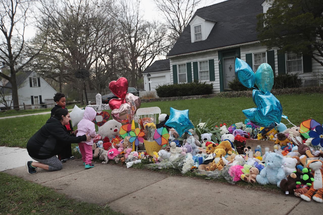 Este viernes, Cunningham
<a href="https://www.univision.com/local/chicago-wgbo/sentencian-a-35-anos-de-prision-a-la-madre-del-nino-aj-freund-tras-su-asesinato-en-illinois">fue sentenciada a 35 años de prisión</a>.
<b> “La señorita Cunningham, fue responsable de esa vida. Y ahora ella debe ser responsable de su muerte”, dijo el juez Robert Wilbrandt este viernes.</b>