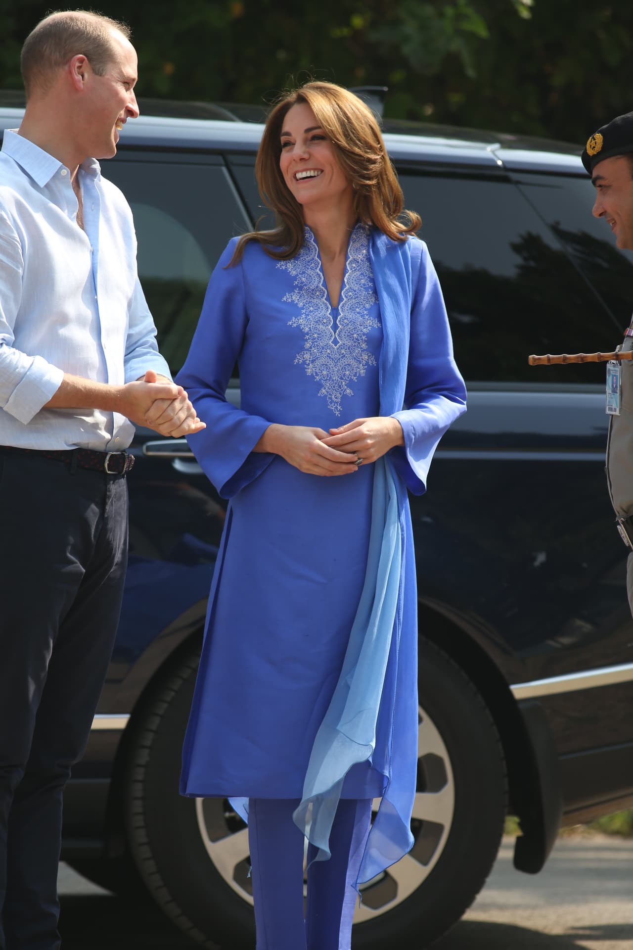 El príncipe William sonrió y replicó: "¿Realmente lo eras? Oh, eso es muy dulce de tu parte. Yo también 
<b><a href="https://www.univision.com/famosos/kate-middleton-rinde-tributo-a-lady-diana-con-la-tiara-que-presumio-en-el-banquete-con-trump-fotos" target="_blank">era un gran admirador</a></b> de mi madre”.