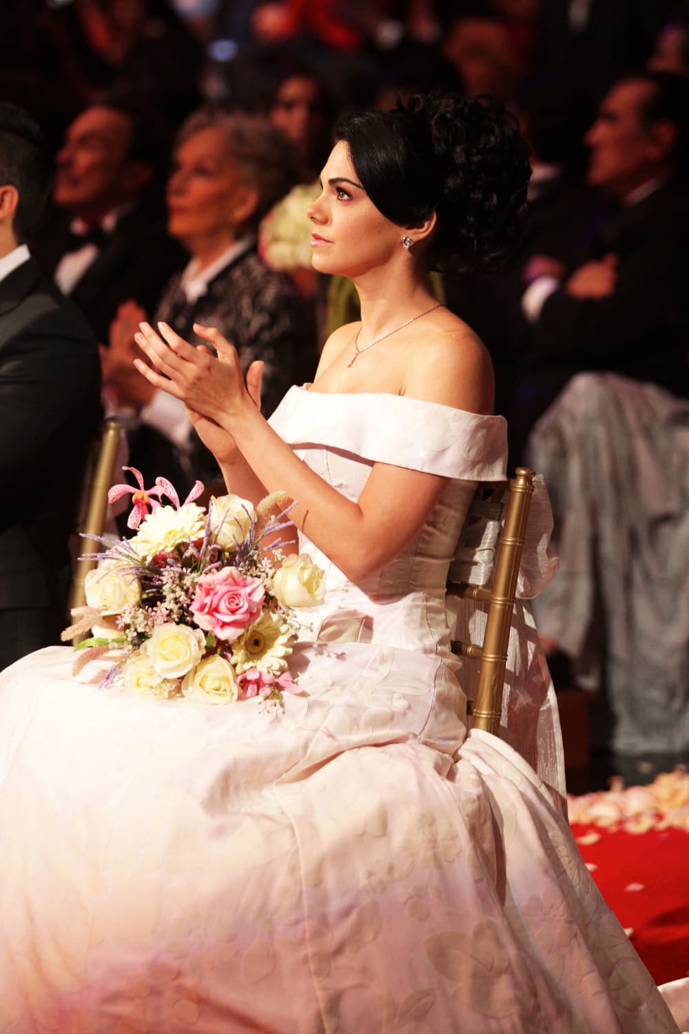 ¡Ya nos saboreamos la novela! Con ese vestido se merece una boda romántica y memorable.