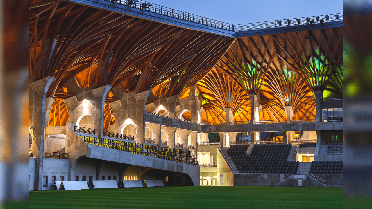 <b>Pancho Arena (Hungría)</b>
<br>Las gradas apenas se distinguen entre la construcción que es realmente de llamar la atención, no tiene la apariencia de un estadio de futbol.
