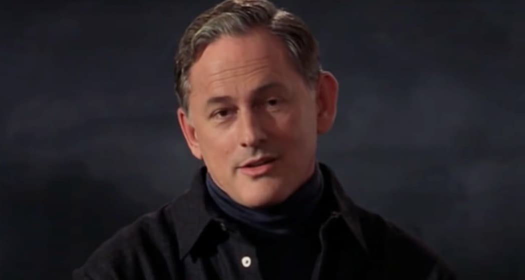 <b>Victor Garber</b>
<br>El profesor Callahan era el abogado defensor de Brooke en un caso de homicidio, pero al contrario de las apariencias no era un mentor amable, sino un acosador que hostigó a Elle. Después de que esa agresión fuera descubierta, Brooke lo despide y contrata a Elle y a Emmett.
<br>
