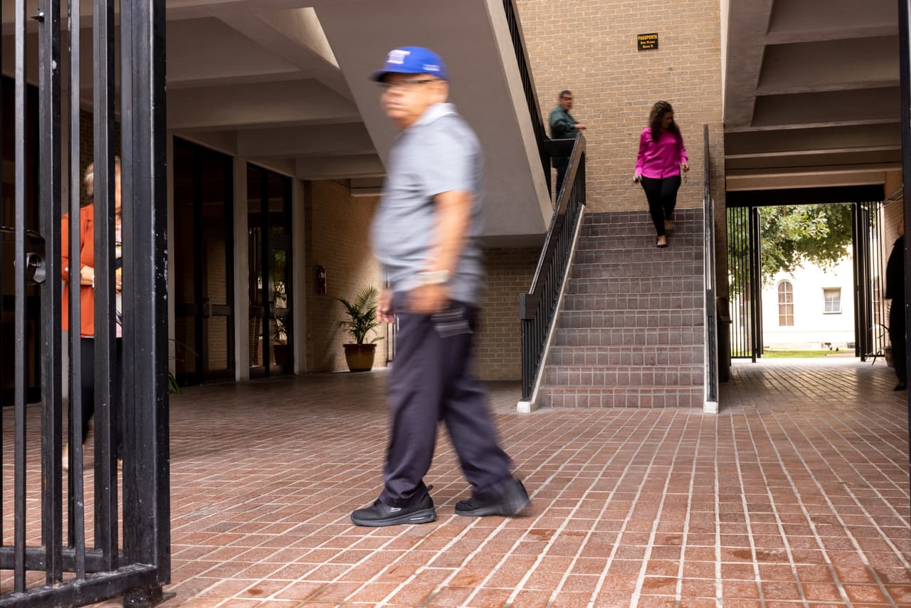 El sistema de justicia penal del condado Maverick incumplía sistemáticamente los plazos de presentación de cargos de los acusados encarcelados, según reconocieron los funcionarios.