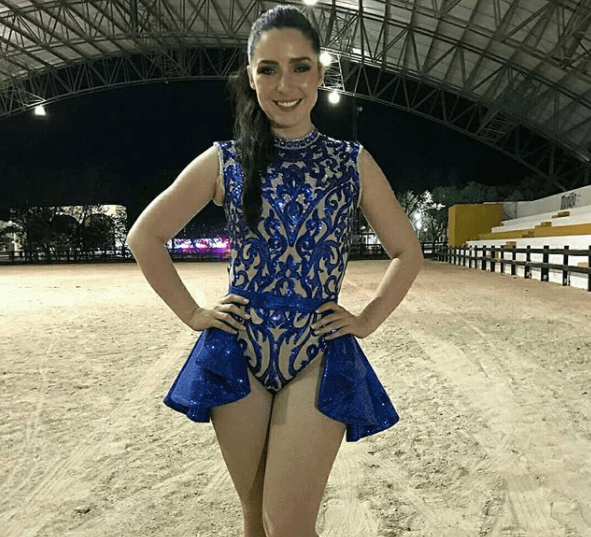 Ariadne lució un vestido color azul zafiro y transparencias, diseñado por Victor & Jesse.