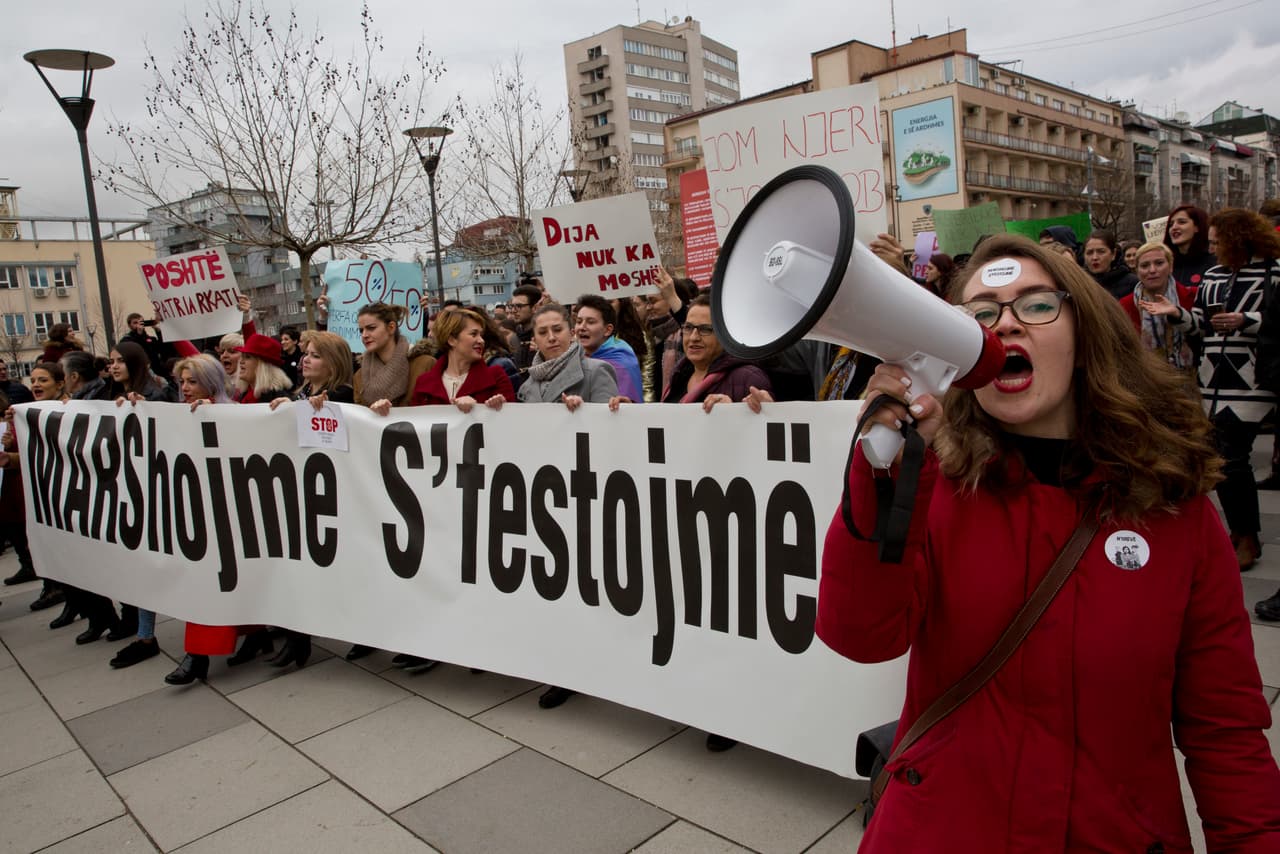 Mujeres exigen derechos en una manifestación por el Día de la Mujer en Pristina, la capital de Kosovo, en 2018.