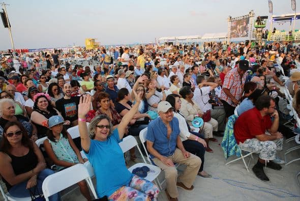 La música comenzó a las 3 de la tarde y no se detuvo hasta la medianoche, ofreciéndole al público un espectáculo inolvidable y a la altura de Miami Beach.