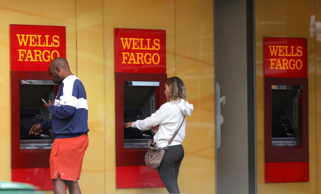 La entidad bancaria
<b>Wells Fargo</b>
<a href="https://www.foxbusiness.com/lifestyle/workplace-vaccine-mandates-not-widespread-yet" target="_blank">exige a todos sus trabajadores </a>que revelen su estatus de inmunización antes de regresar a la oficina. Lo hace "para permitir un mejor enfoque en salud y seguridad en el puesto de trabajo". Es solo una más de una lista que no deja de crecer en los últimos días.