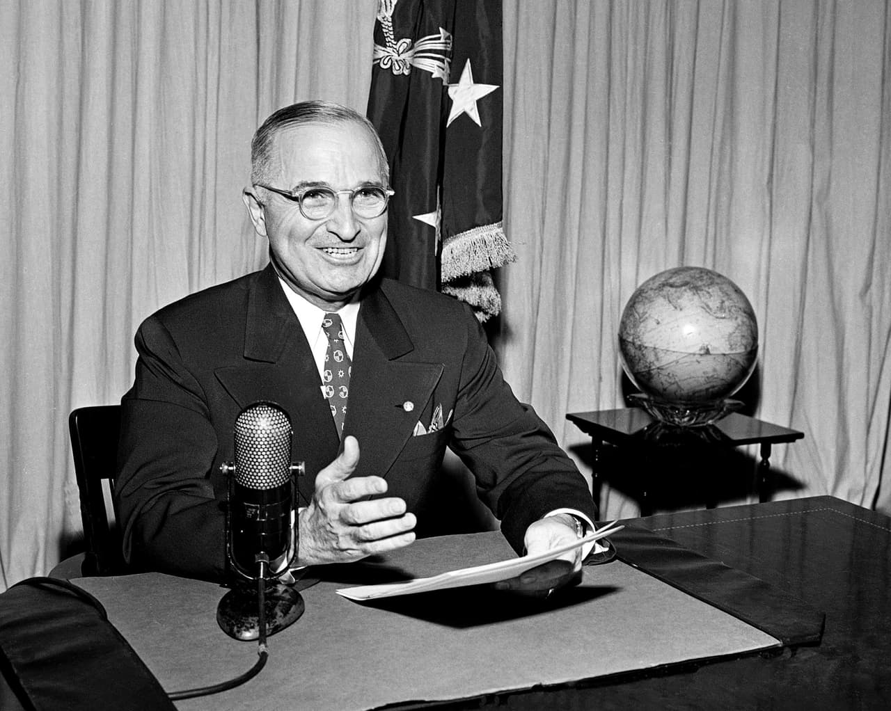 El 1 de septiembre de 1945, el presidente Harry Truman transmitió un mensaje al país desde la Casa Blanca para informar de la firma de la rendición definitiva de Japón, lo que significó el final de la Segunda Guerra Mundial. Con el tiempo ambos países se convirtieron en aliados.