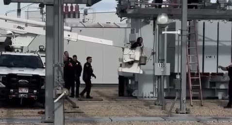 Finalmente, un oficial le dio 
<b>un disparo no letal</b>.