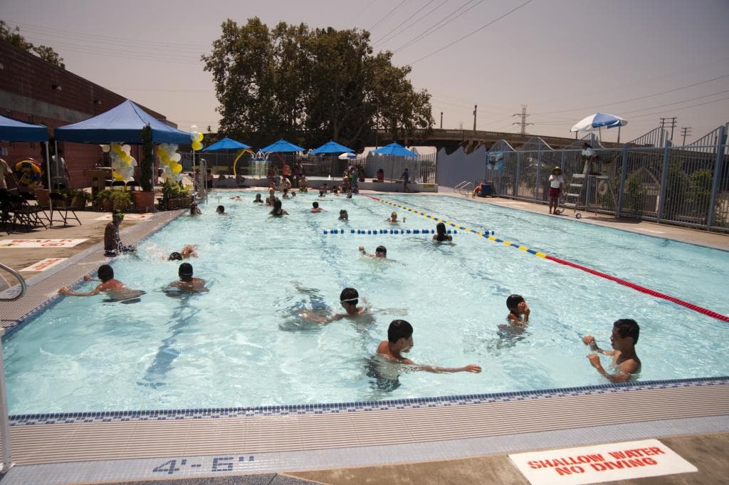 <b>DOWNEY POOL:</b>
<br>Esta piscina estará abierta en horario regular durante la mayor parte del verano, con cambios para los fines de semana 1:00 p.m. a 5:00 p.m. a partir del 11 de septiembre hasta el 26 de septiembre de 2022.
<br>Dirección: 1775 N. Spring St., Los Angeles, CA 90031
<br>Área de servicio: East Los Angeles
<br>Registro: visita este enlace https://www.laparks.org/aquatic/summer/downey-pool
<br>Teléfono: (323) 227-5025
<br>
<a href="https://www.google.com/maps/search/?api=1&query=1775%20N.%20Spring%20St.,%20Los%20Angeles,%20CA%2090031"><u>Cómo llegar</u></a>
<br>
