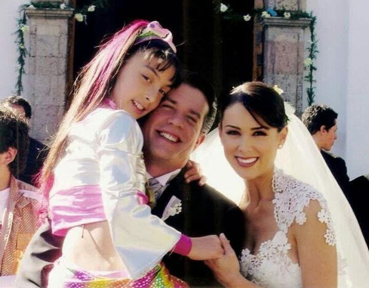 A los 9 años comenzó su carrera con varios comerciales de televisión y en 2002 participó en el programa de concurso de talento 'Código F.A.M.A.'