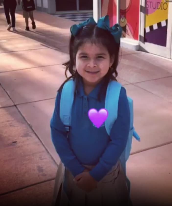 La niña menor de Elyangelica González también regreso a la escuela, no sin antes recibir tiernas palabras de su madre: "Que tu corazón siempre sea alegre y tierno y que nadie te quite la sonrisa. Que Dios te proteja mi amada Sofía. A comerse el mundo, un mordisco a la vez".