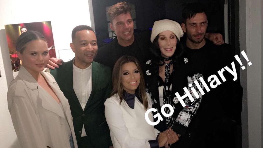 Un puñado de famosos en esta foto apoyando a Hillary: Eva Longoria, John Legeng y su esposa, la modelo Chrissy Teigen, Cher y Ricky Martin.