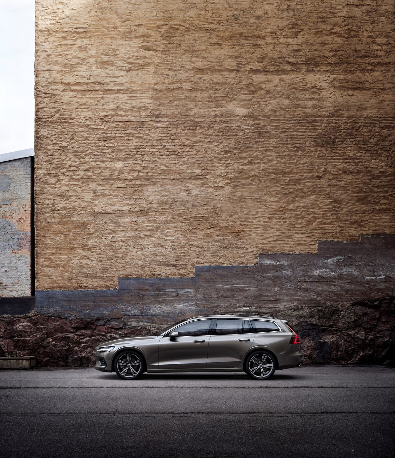 <b>En resumen…</b>
<br>
<br>El Volvo V60 combina un diseño clásico con un estilo elegante y moderno. Es sin duda una opción sólida para quienes buscan versatilidad, calidad y seguridad pero de una forma alejada a lo que hoy en día es considerado como 'normal'.
<br>