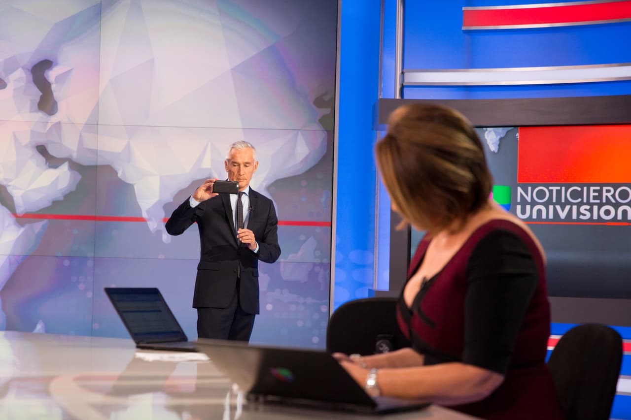 En una pausa de la transmisión, Jorge Ramos capturó con su teléfono un recuerdo de su último día de trabajo con María Elena Salinas.
