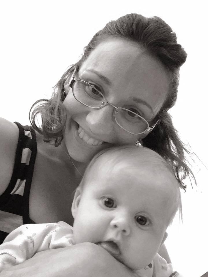 Ashley: “Me dieron algunos medicamentos y no los quería, pero los médicos me dijeron que había desarrollado depresión posparto tardía y que no estaba sola, que no es algo que se va a arreglar de la noche a la mañana y que a veces se necesitan meses y hasta años para superarlo”.