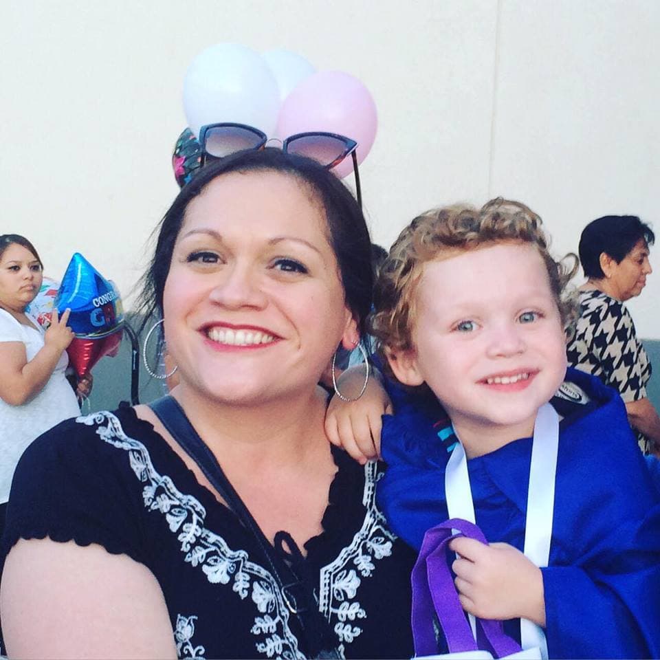 Minnie: "Estaba muy deprimida y nadie lo sabía. Yo misma no sabía qué hacer, estaba muy abrumada. Cuando mi hijo tenía unos cuatro meses estaba conduciendo en la autopista y me dije a mí misma: ‘Si mi hijo no estuviera conmigo chocaría contra aquel tractor’. Quería que todo pasara”.