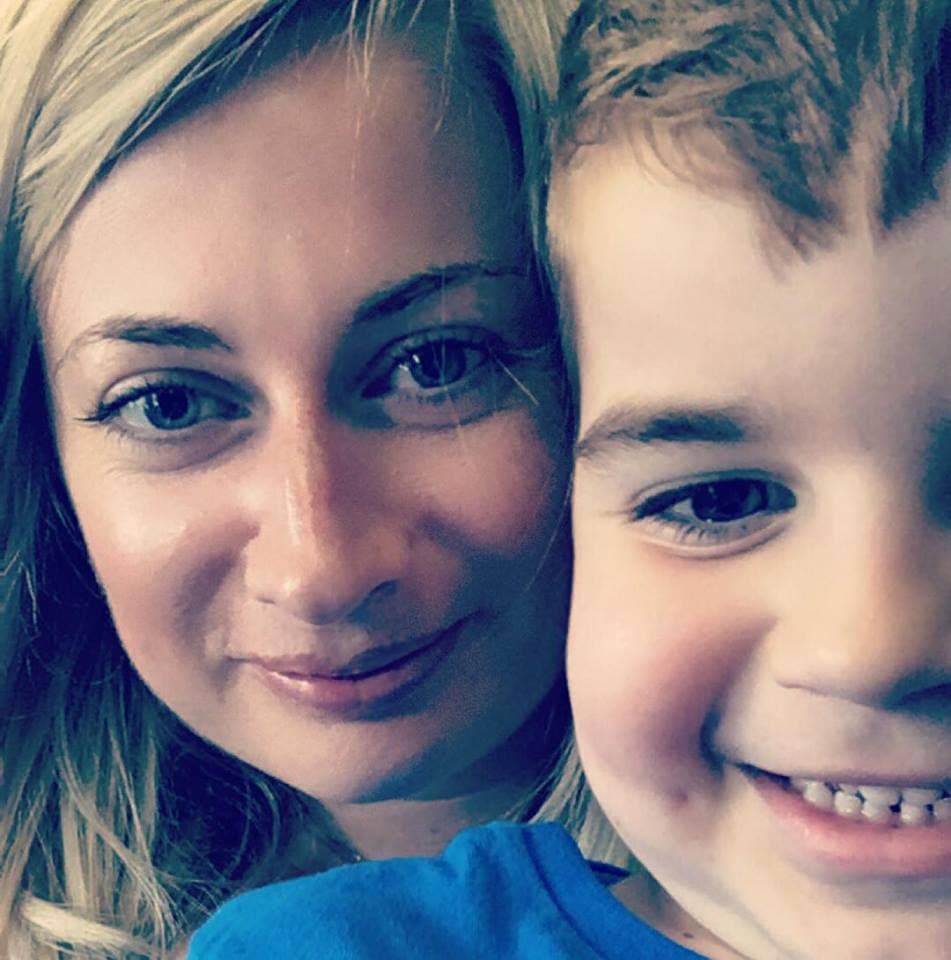 Sarah: “La gente dice que tener hijos es como una montaña rusa que tiene una gran cantidad de altas y bajas, pero nunca pensé que las bajadas podían llegar a ser tan malas como lo fueron. Lo importante es que siempre hay una luz al final del túnel”.