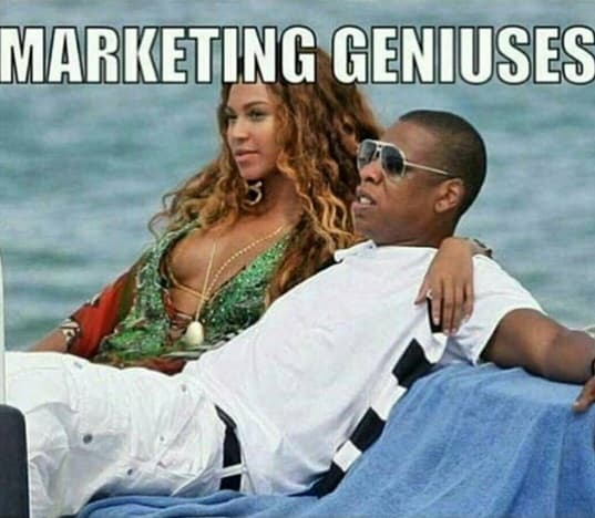 Algunos creen que se trata de una estrategia publicitaria de la pareja para vender y vender su nueva producción... ¿será?