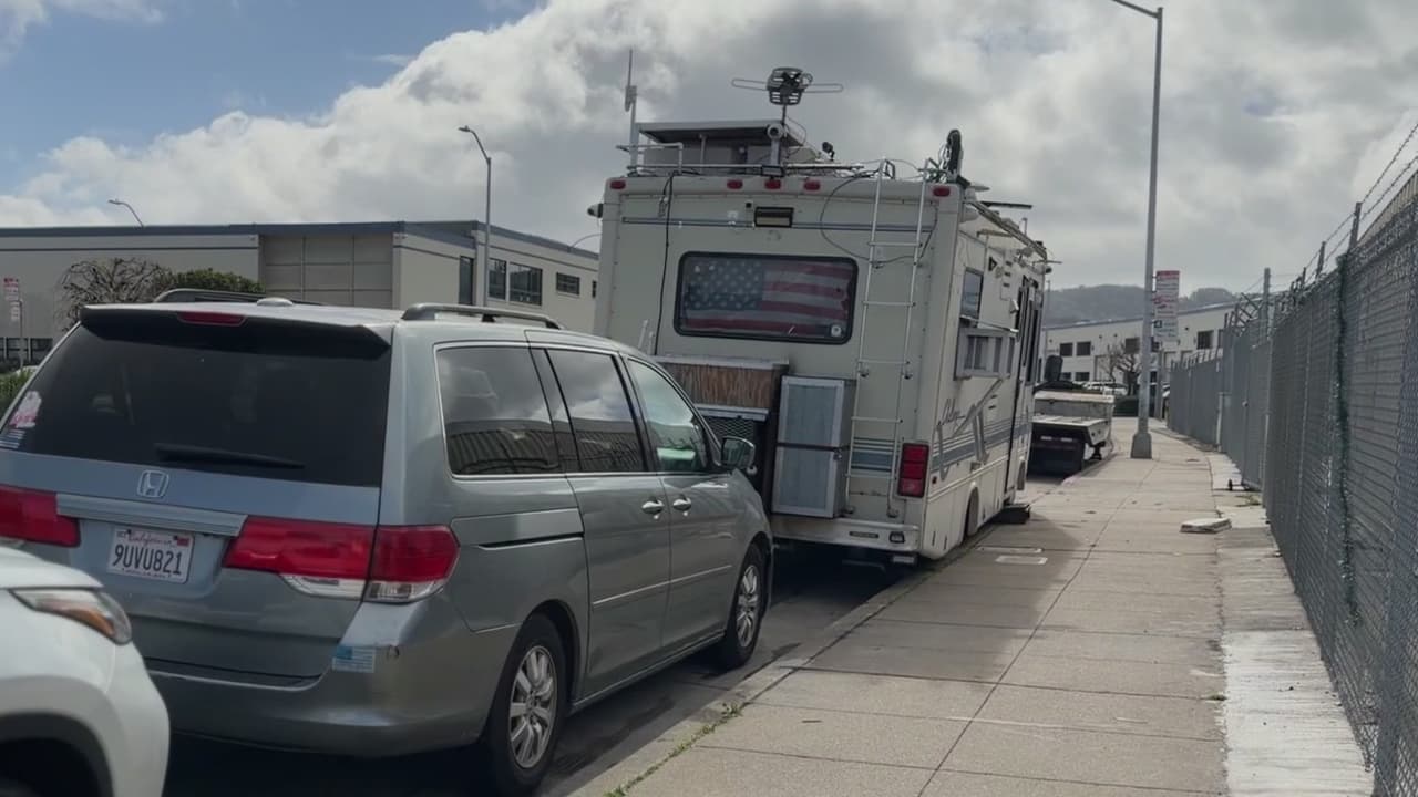 “Aquí se filtra el agua”: Fuertes lluvias afectan a familias que viven en casas rodantes en San Francisco