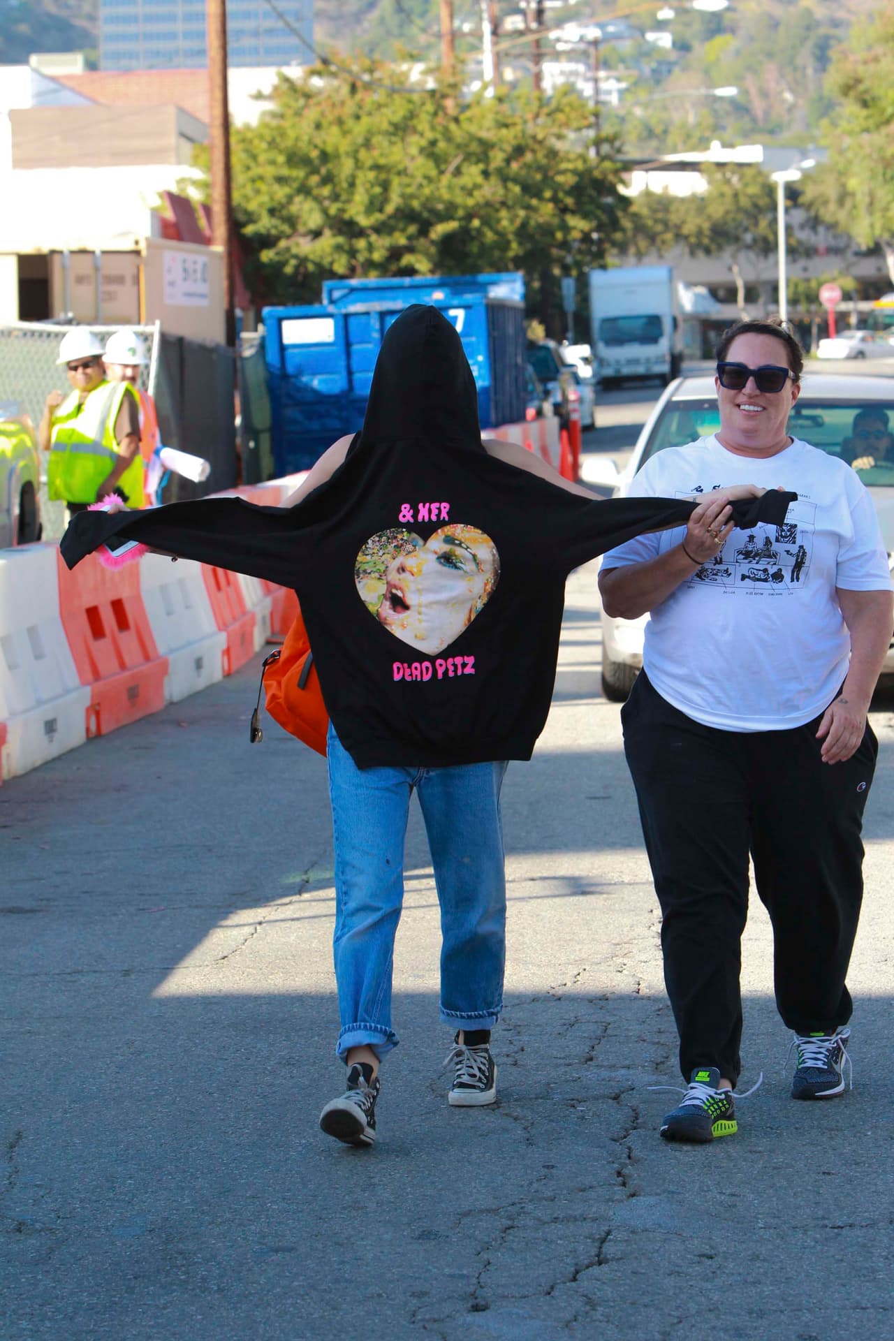 A veces no solamente es lo que trae puesto, sino la forma en cómo actúa. ¿Miley, por qué haces eso?