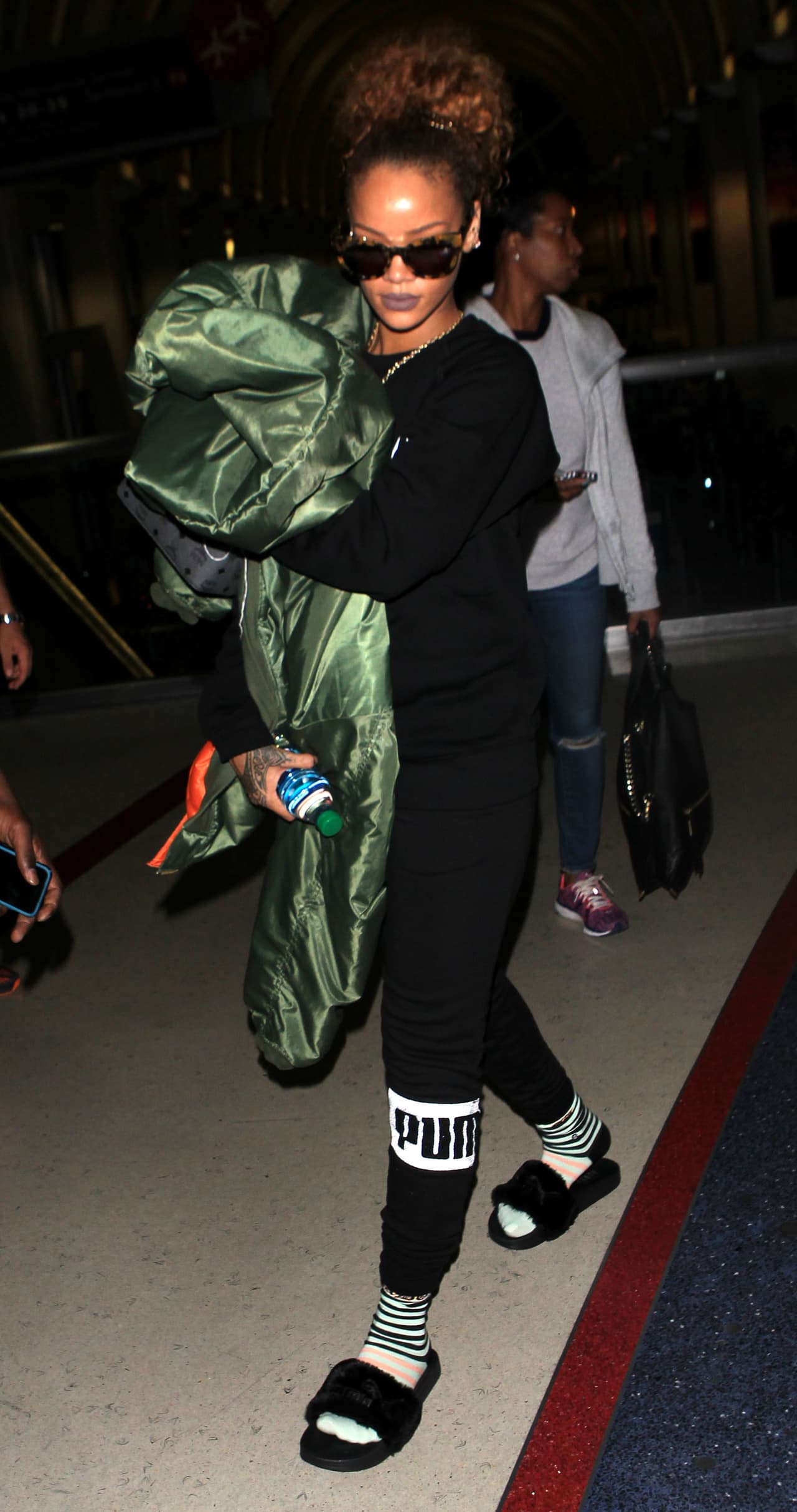 A veces sólo un detalle puede hacer la diferencia, y en este look de Rihanna, sus pantuflas lo hicieron.