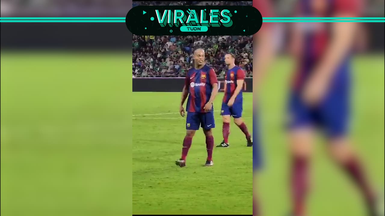 Ronaldinho hace genial ‘gambeta’ a un fan que invadió el campo para saludarlo