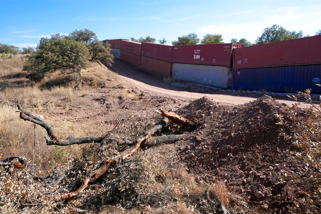 Los árboles también han pagado el precio del muro fronterizo de Doug Ducey, que podría desaparecer en caso de que la gobernadora entrante así lo dispusiera.