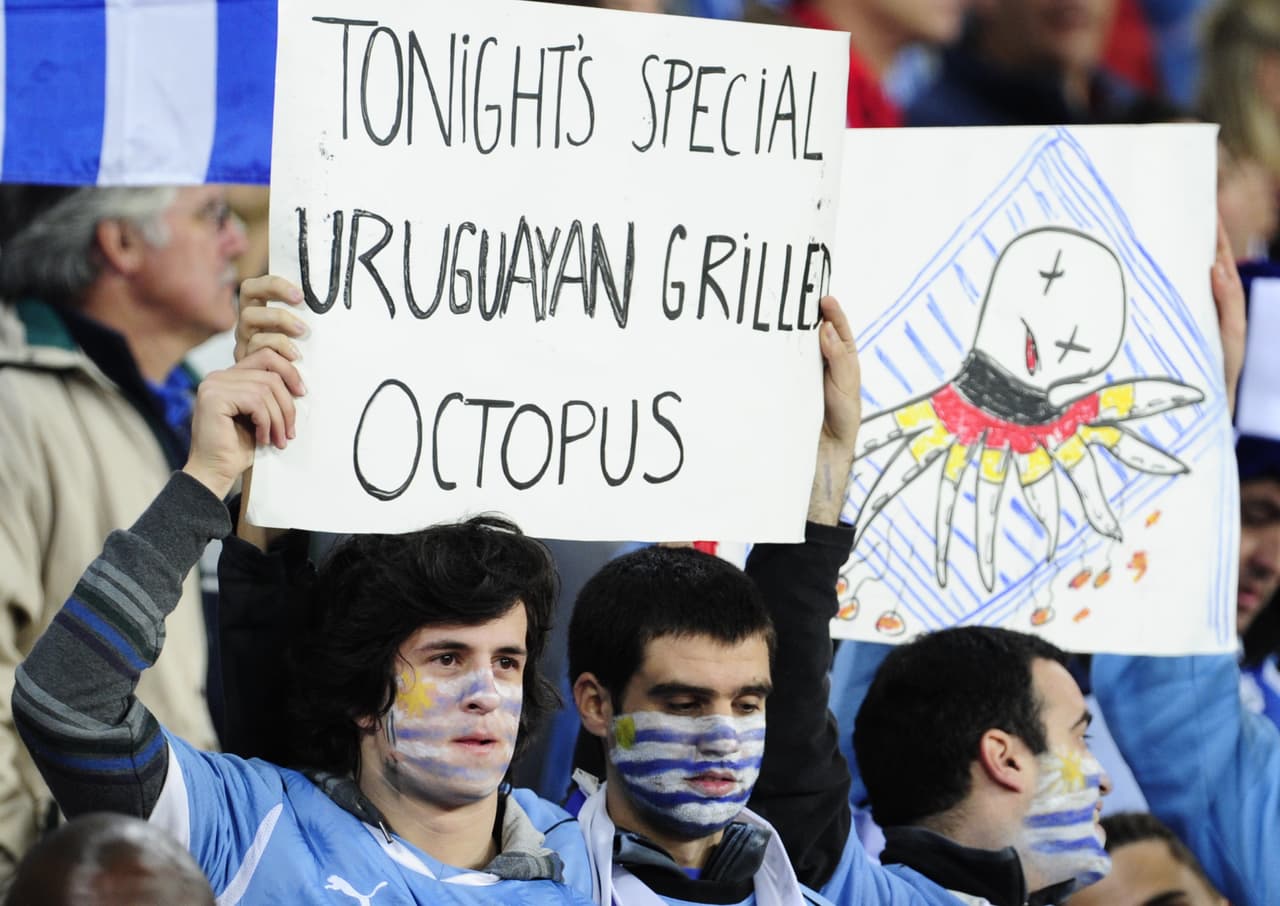 Los hinchas de los equipos que no salían favorecidos tomaron al pulpo como su enemigo.