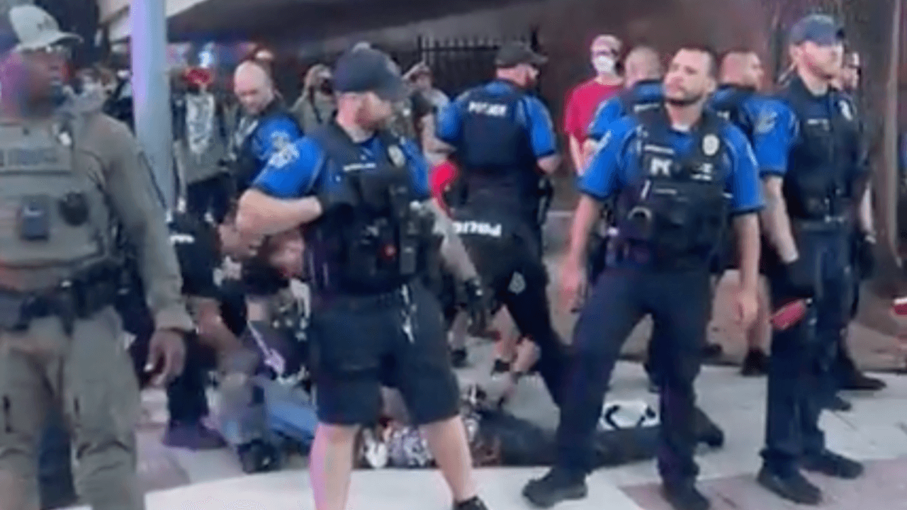 En la protesta del 9 de junio, hubo algunas personas arrestadas por la policía de Austin. Uno de los agentes aventó un líquido, por el que algunos manifestantes se quejaron de ardor de ojos.