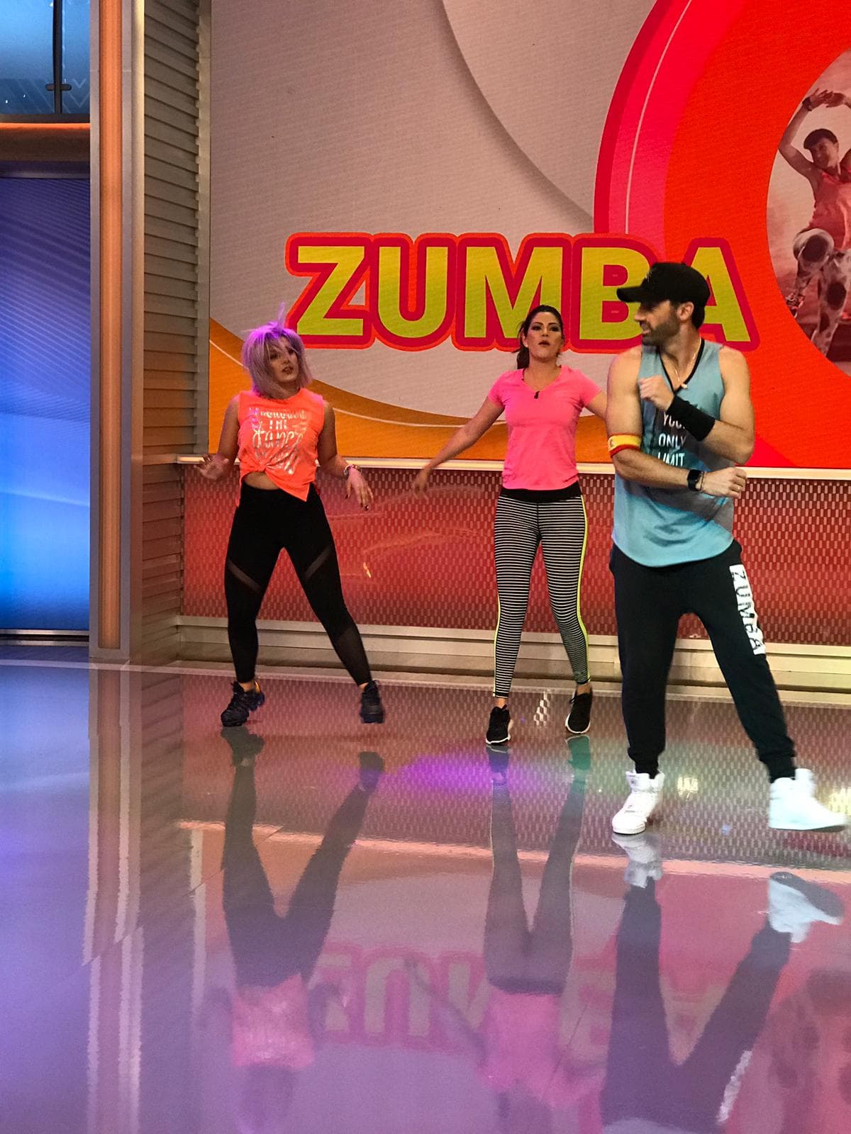 Conforme la coreografía avanzaba, Ana se notaba un poco más cansada, pero no desistió, siguió a su maestro de zumba hasta el final. A lo lejos escuchamos una simpática expresión de cansancio de la conductora: “Ay mi madre”.
<br>