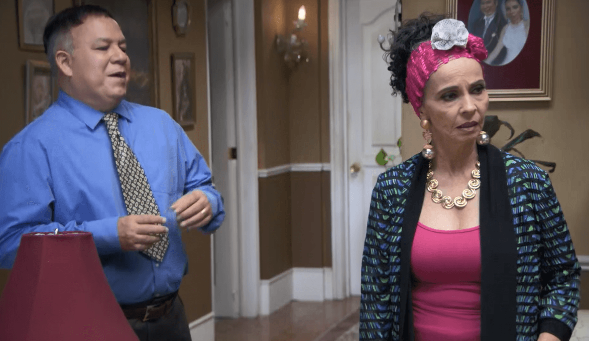 Cuando trabajas en la oficina día y noche, vestir con camisa y corbata es la mejor alternativa.