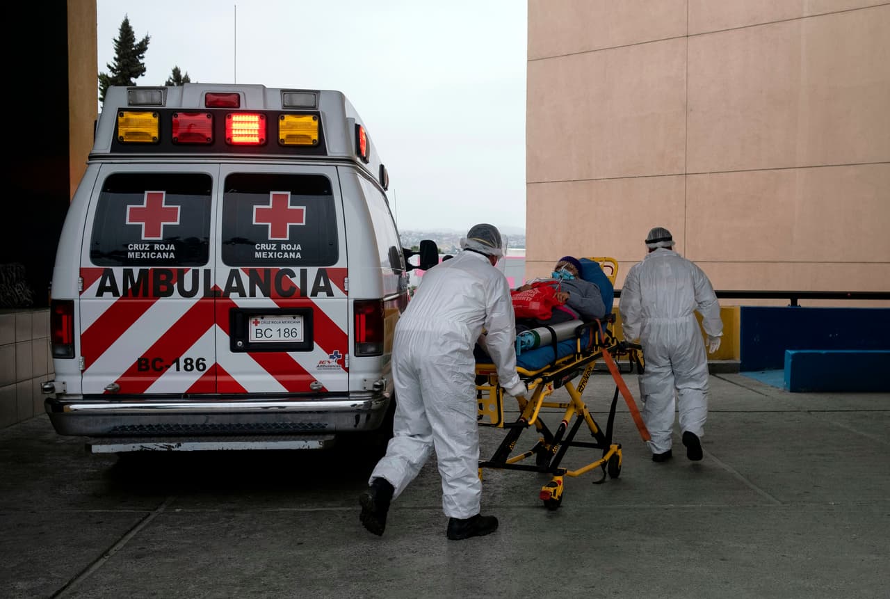 Personal de emergencia ingresa a una mujer con problemas respiratorios al Hospital General Regional 1 en Tijuana. El estado de Baja California cerró sus cementerios el Día de las Madres para evitar multitudes.