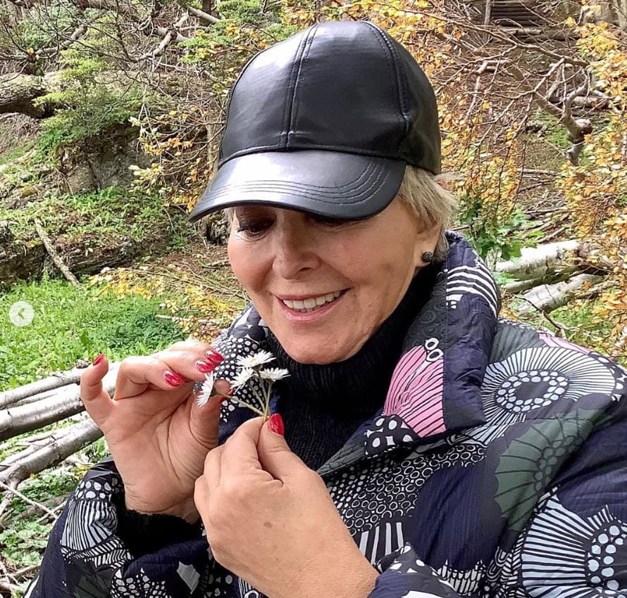 La actriz de 65 años dijo que a su salida y tras superar la enfermedad, que tiene paralizada a casi todo el mundo, ahora todo lo ve "hermoso". 
<b>"Valora uno todos los pequeños detalles". </b>
<br>