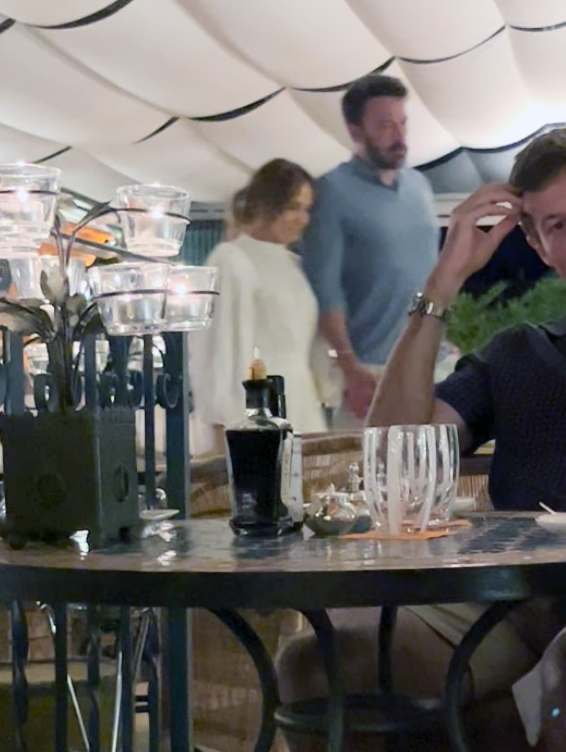 La aparición de la pareja ocurrió el pasado martes 23 de agosto: "
<b>Alguien les pidió una 'selfie'</b> con ellos y simplemente lo hicieron", contó otra fuente del mismo medio. 
<br>