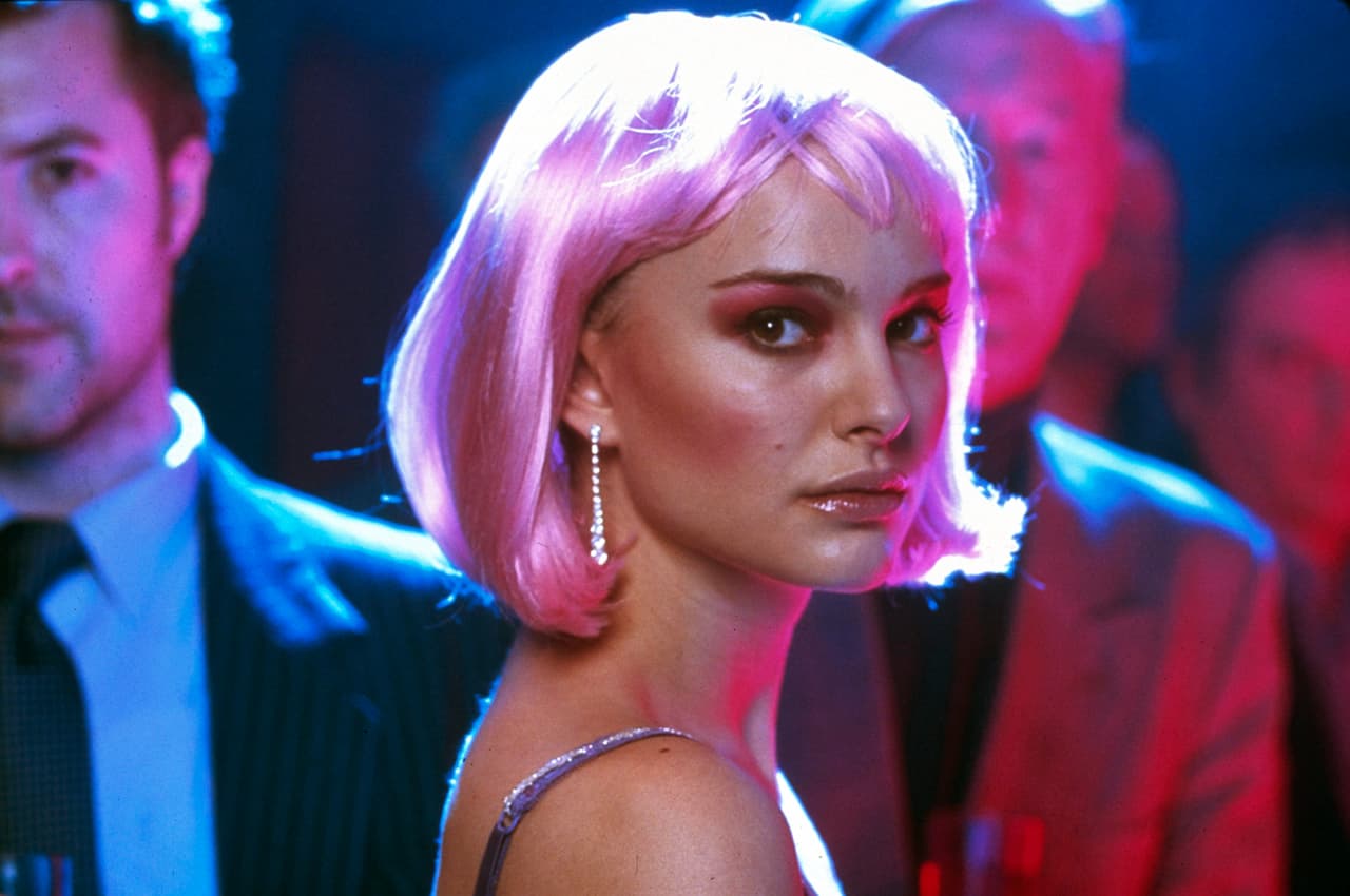 <b>‘Closer’ </b>(2004)
<br>A los 23 años dio vida a Alice Ayres, una ‘estríper’ que se ve envuelta en los juegos del amor entre un periodista, una fotógrafa y un chico aficionado a los chats de sexo. Gracias a su trabajo obtuvo una nominación a los Globos de Oro y otra a los Premios Oscar, pese a que sólo se llevó la primera estatuilla a casa.