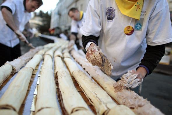 En la ciudad Francesa de Vernon, crearon el tradicional postre "Tronco de Navidad" más grande del mundo, midió 1.4 kilómetros.
