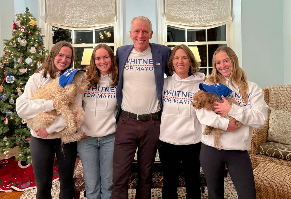 <b>Whitney Tilson</b>, ex gestor de fondos de cobertura, anunció su candidatura en noviembre de 2024. Tilson, conocido por su trabajo filantrópico y activismo político dentro del Partido Demócrata, representa una opción de perfil empresarial en la contienda.
<br>
<br>
<b>Sitio:</b> https://www.whitneyformayor.com/