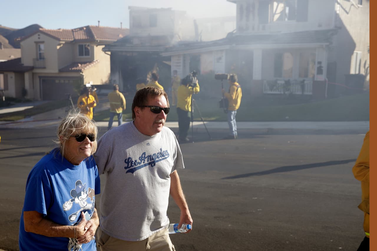 Miles de residentes regresan a sus casas con la esperanza de ver sus residencias en pie.
