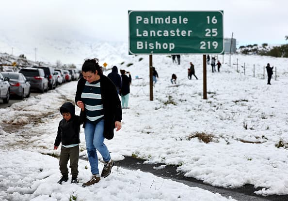 Para los próximos días, el panorama no será el más favorable. De acuerdo con el pronóstico, otro sistema de río atmosférico llegará con más lluvia y nieve a las montañas del sur de California.
