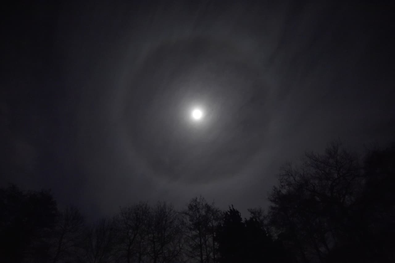 <b>Francia</b>. La superluna mostró además un aro a su alrededor en Vertou, en el oeste de Francia.