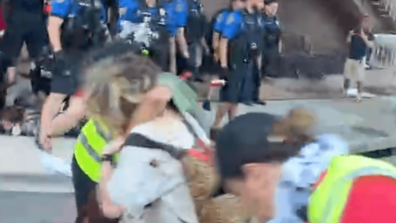 Cientos de personas gritaban en inglés "No more ICE" (no más ICE) y también "Shame" (vergüenza) contra los oficiales. Mientras tanto, algunos manifestantes estaban rayando los vidrios del edificio federal con malas palabras y también lo mancharon de pintura.