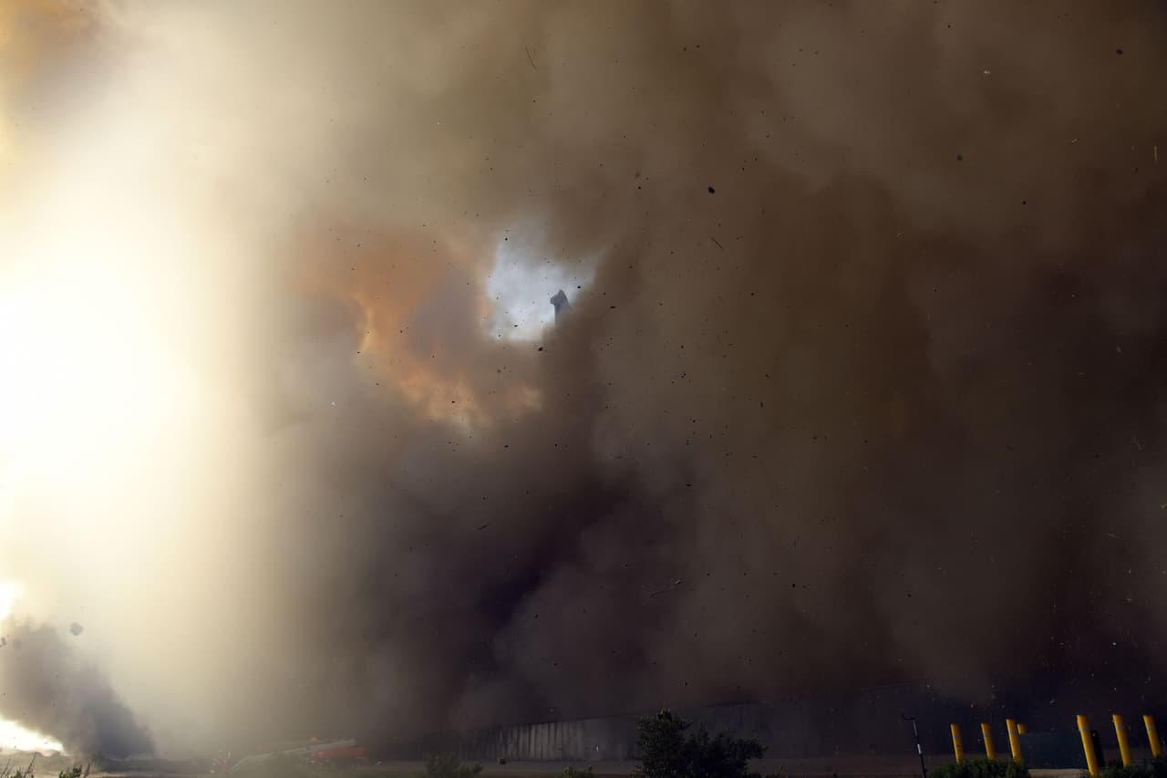 Durante el despegue, la retransmisión en directo de SpaceX ya mostró una lluvia de escombros que salía despedida hasta el golfo de México, a más de 1,400 pies (420 metros) de distancia. Según la prensa local, una nube de polvo flotó sobre un pequeño pueblo situado a varias millas de distancia.